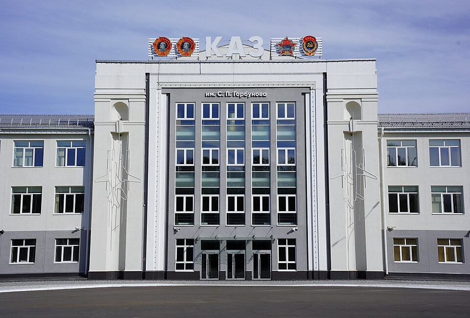 Центральный вход в административное здание Казанского авиационного завода имени С. П. Горбунова. 2024